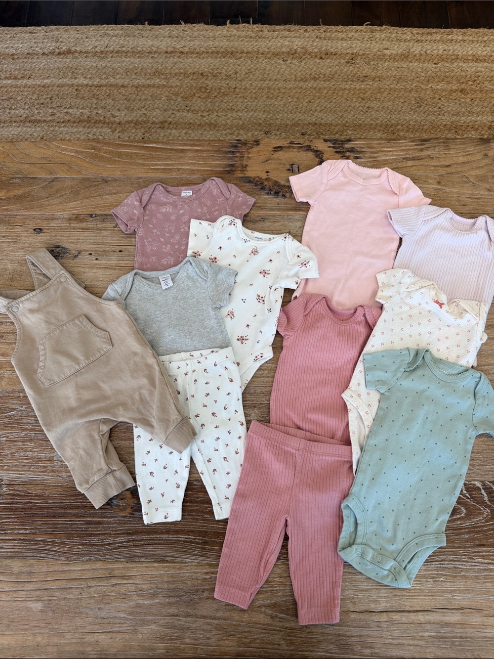 Never worn Nordstrom Carters and H&M Neutral & Pastel Baby Onesie Outfits